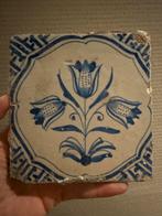 Antieke Delftsblauwe tegel met tulpen en Wan-Li hoeken, ca., Ophalen of Verzenden