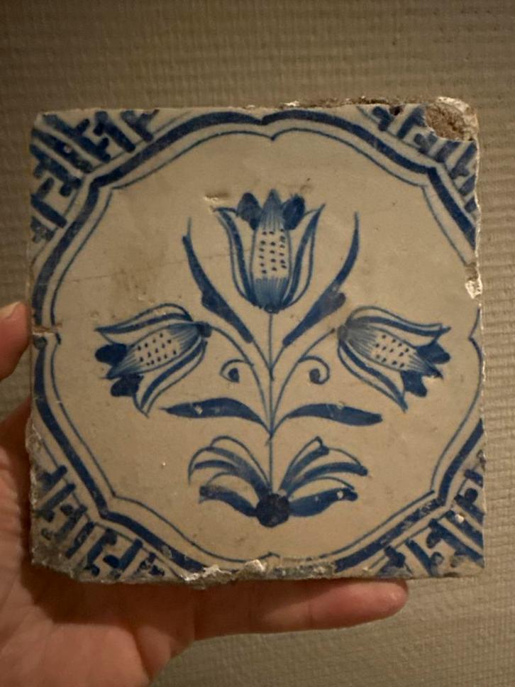 Antieke Delftsblauwe tegel met tulpen en Wan-Li hoeken, ca., Antiek en Kunst, Antiek | Wandborden en Tegels, Ophalen of Verzenden