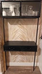Zwarte metalen vitrinekast met lades en glazen deuren, Ophalen, Gebruikt, 50 tot 100 cm, Metaal