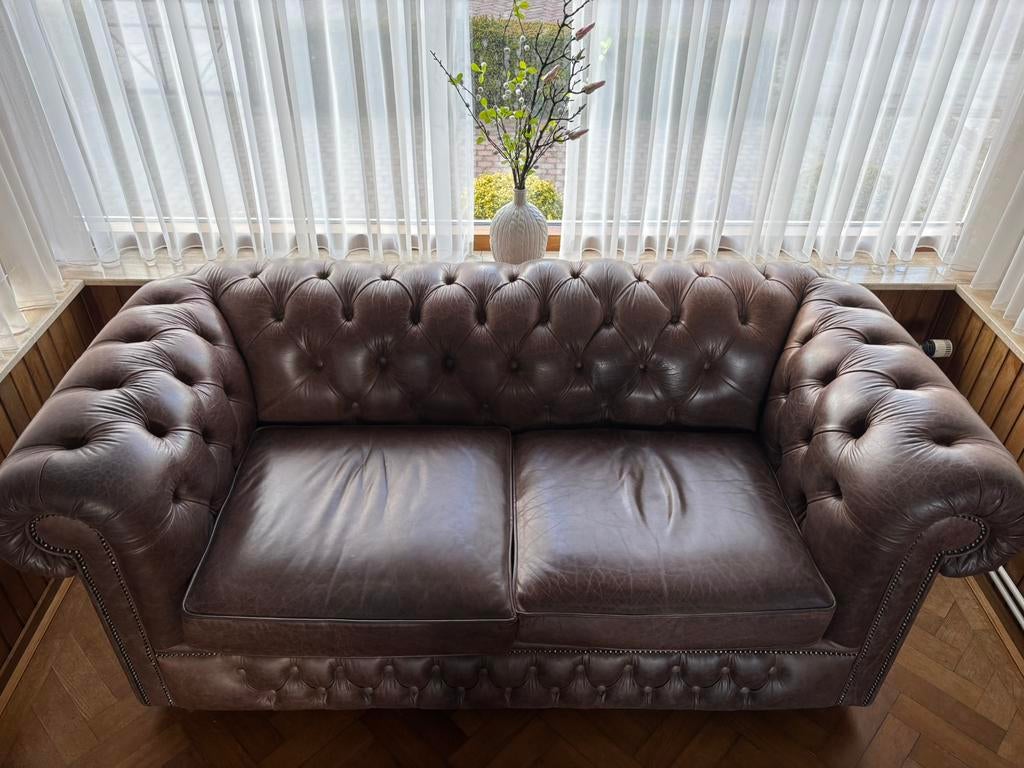 Chesterfield bank van 2023, Huis en Inrichting, Banken | Bankstellen, Ophalen, Gebruikt, 150 tot 200 cm, Tweepersoons