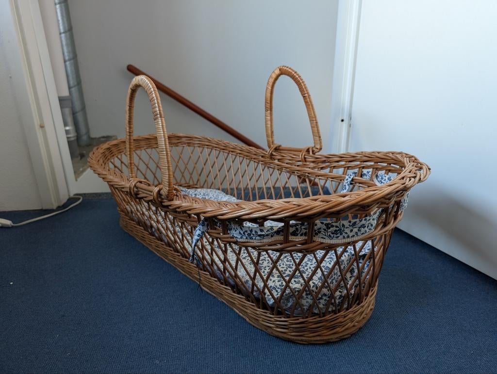 Mooie rieten reiswieg, Ophalen, Gebruikt, Wieg