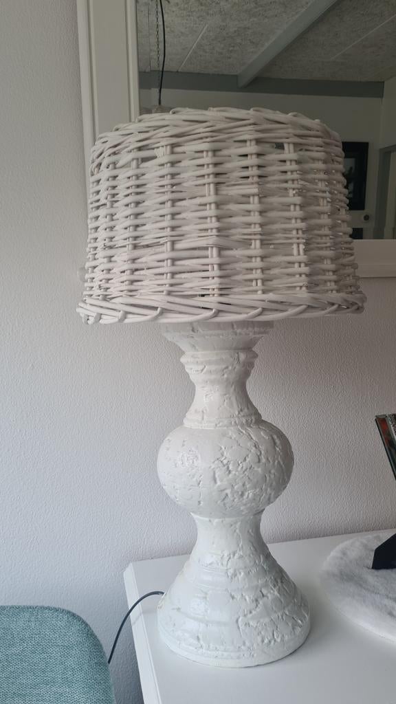 Tafellamp steen rotsachtige poot hout gevlochten kap, Huis en Inrichting, Lampen | Lampenkappen, Ophalen, Wit, Rond, Minder dan 25 cm
