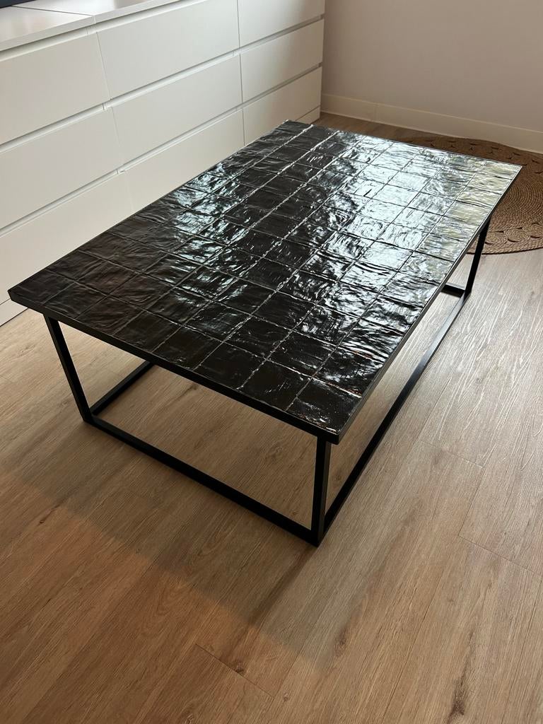 Zwarte bijzettafel met tegels, Ophalen, Minder dan 45 cm, Gebruikt, Metaal of Aluminium