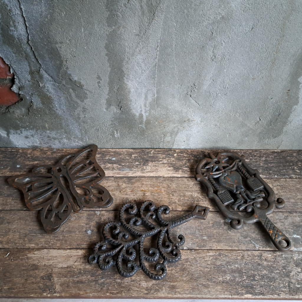 1x Brocante oude metalen onderzetter *Etage3*, Gebruikt, ., Ophalen of Verzenden, .