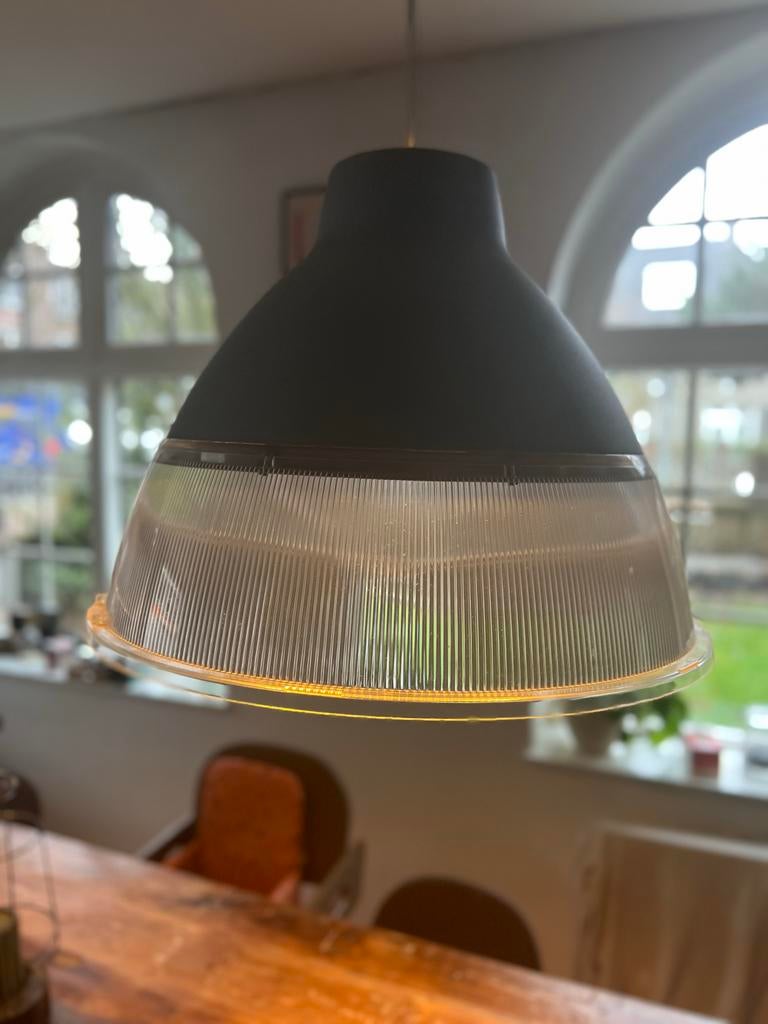 Industriële hanglamp met geribbeld glas (2x), Huis en Inrichting, Lampen | Hanglampen, Gebruikt, 50 tot 75 cm, Kunststof, Metaal