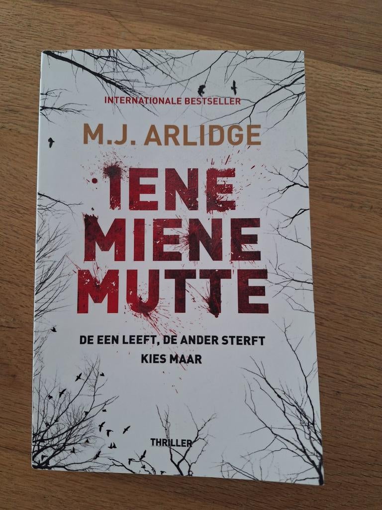 Thriller boek Iene miene mutte M.J. Arlidge, Boeken, Ophalen of Verzenden, Zo goed als nieuw
