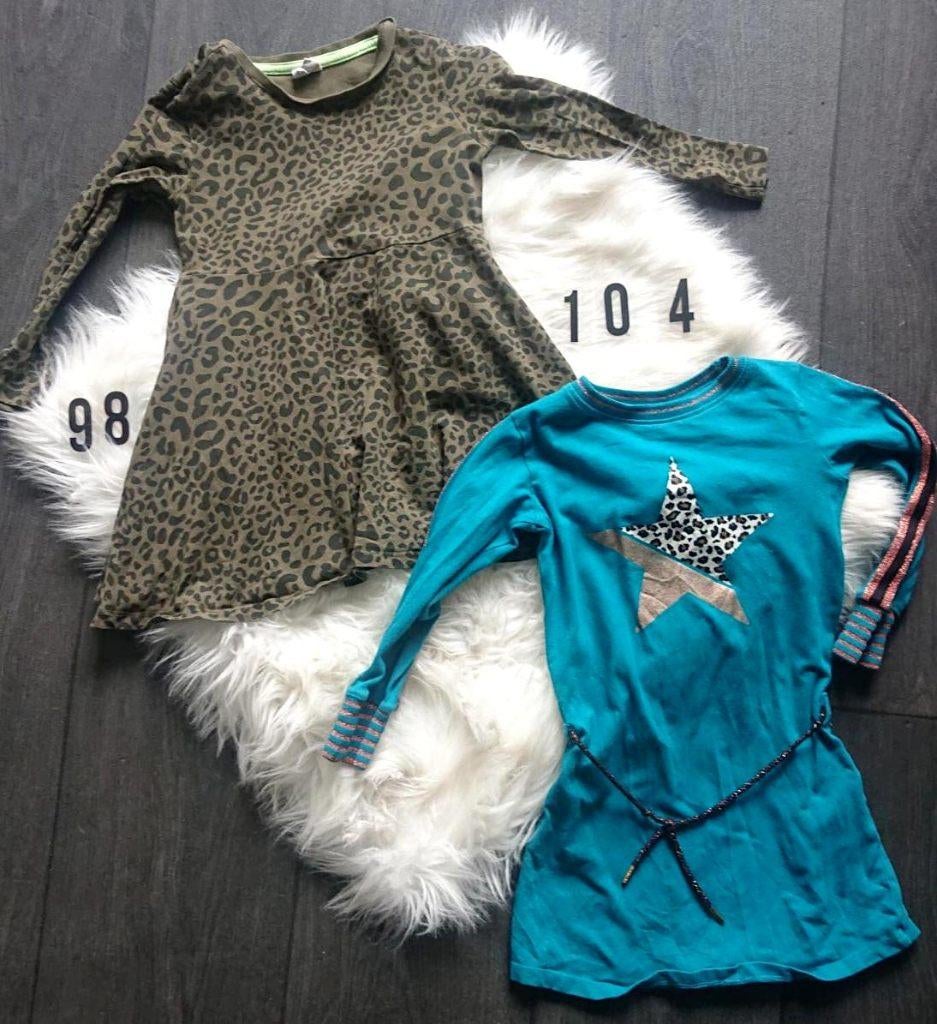 Twee jurkjes  luipaardprint groen en aquablauw maat 94-104, Kinderen en Baby's, Kinderkleding | Maat 98, Ophalen of Verzenden