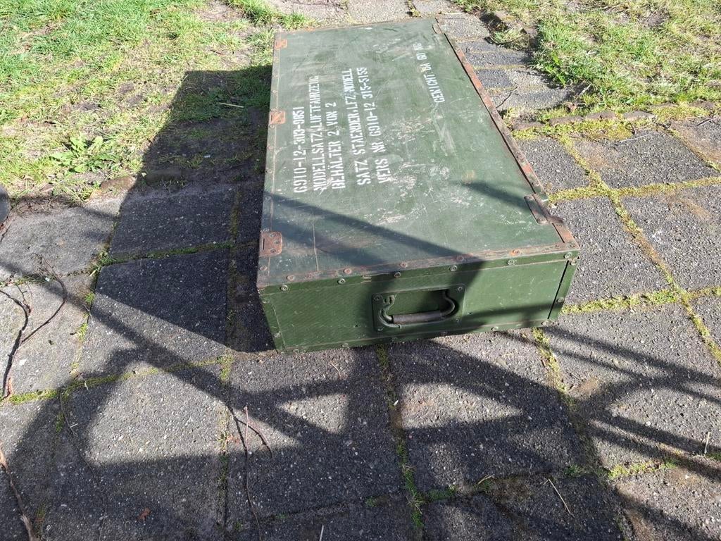 Militair ogende kist, Ophalen