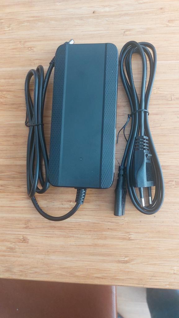 Universele Acculader 42V 2A Li-ion E-bike Oplader, Fietsen en Brommers, Fietsaccessoires | Fietsaccu's, Nieuw, Ophalen of Verzenden