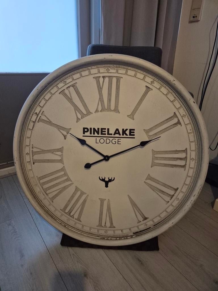 Grote wandklok 80 cm – Landelijke stijl “Pinelake Lodge”, Ophalen, Zo goed als nieuw, Analoog, Wandklok