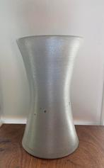 Brutalistische grijze vaas, Huis en Inrichting, Woonaccessoires | Vazen, Ophalen of Verzenden, Zo goed als nieuw, Overige kleuren