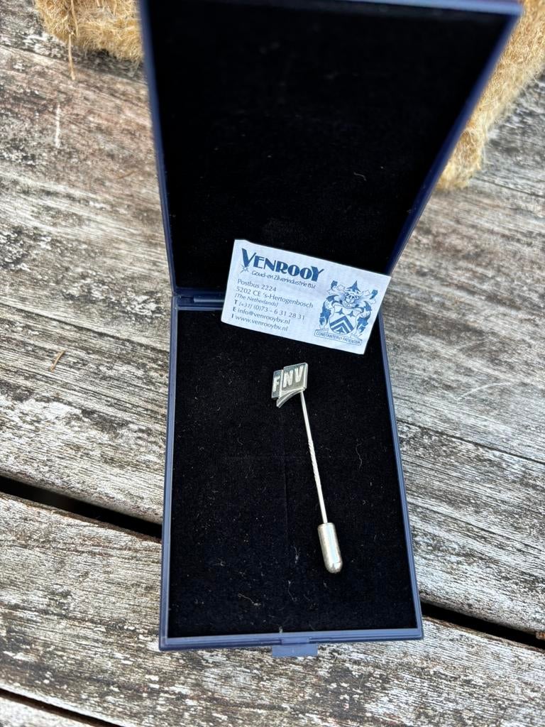 Fnv zilveren speld in doos met certificaat, Verzamelen, Speldjes, Pins en Buttons, Verzenden