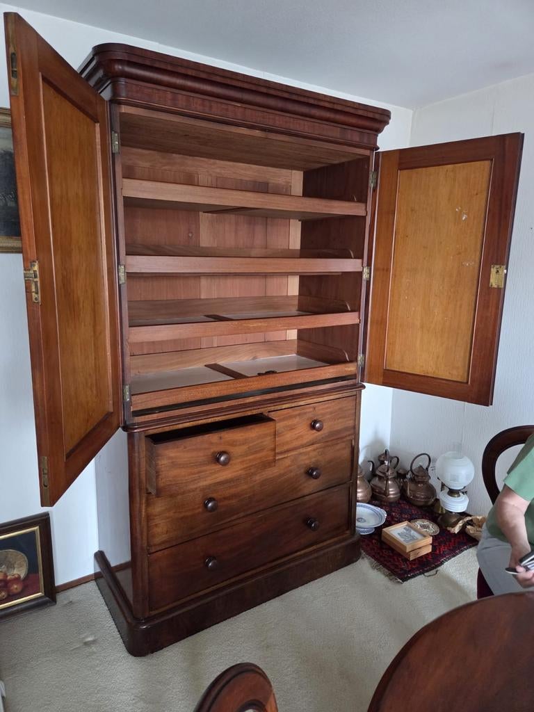 Antieke mahonie linnenkast met laden, Ophalen