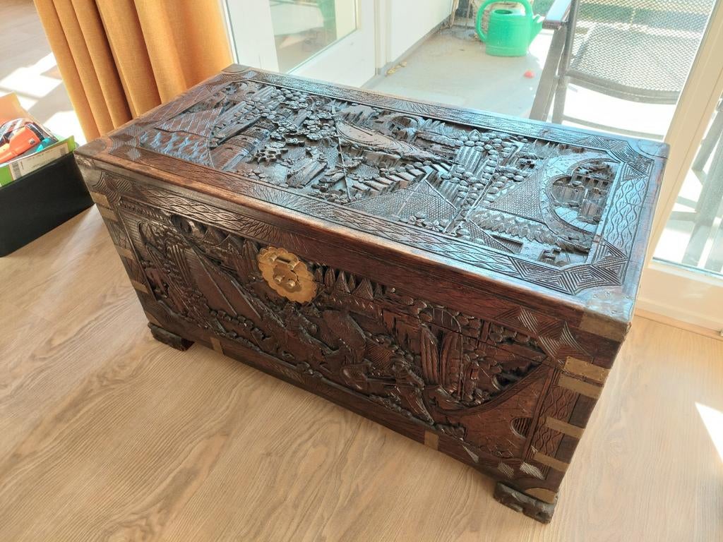 Grote palissander houten dekenkist met prachtig houtsnijwerk, Ophalen