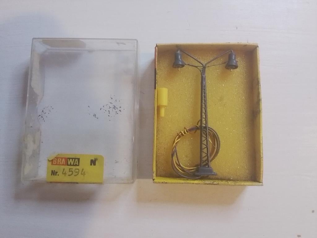 Brawa Spur N 2flammige Gittermastleuchte, Hobby en Vrije tijd, Modeltreinen | N-Spoor, Overige merken, Gelijkstroom, Verzenden