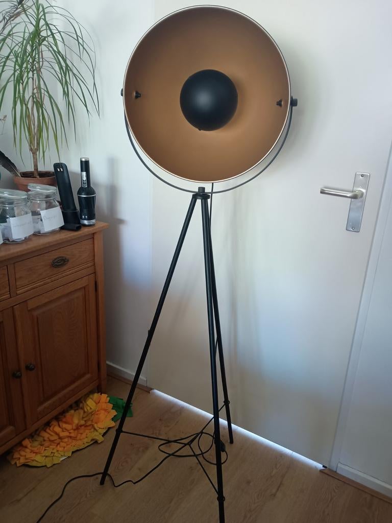 Vloerlamp met een driepoot onderstel, Ophalen, 150 tot 200 cm