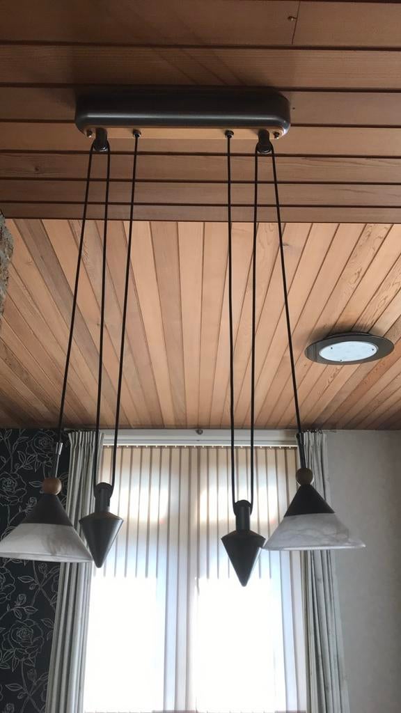 Moderne hanglamp met 2 glazen kappen, Huis en Inrichting, Lampen | Hanglampen, Ophalen of Verzenden, Zo goed als nieuw, Glas, 75 cm of meer
