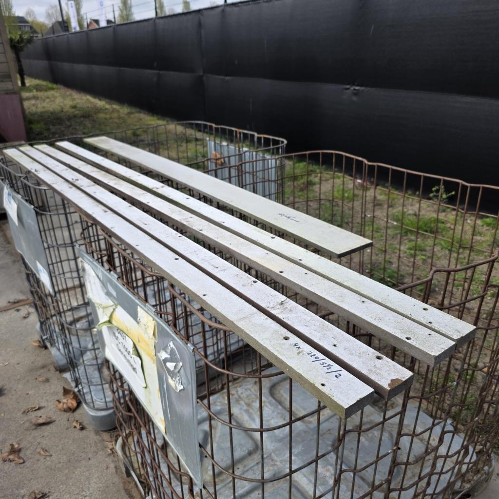 Aantal dikke trespa stroken 20 mm  en 12 mm, Niet ingevuld, Gebruikt, Niet ingevuld, Niet ingevuld