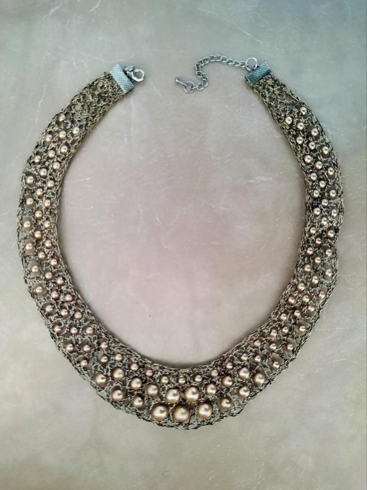 Mooi gehaakt sieraad met bronskleurige pareltjes., Sieraden, Tassen en Uiterlijk, Kettingen, Zo goed als nieuw, Overige materialen