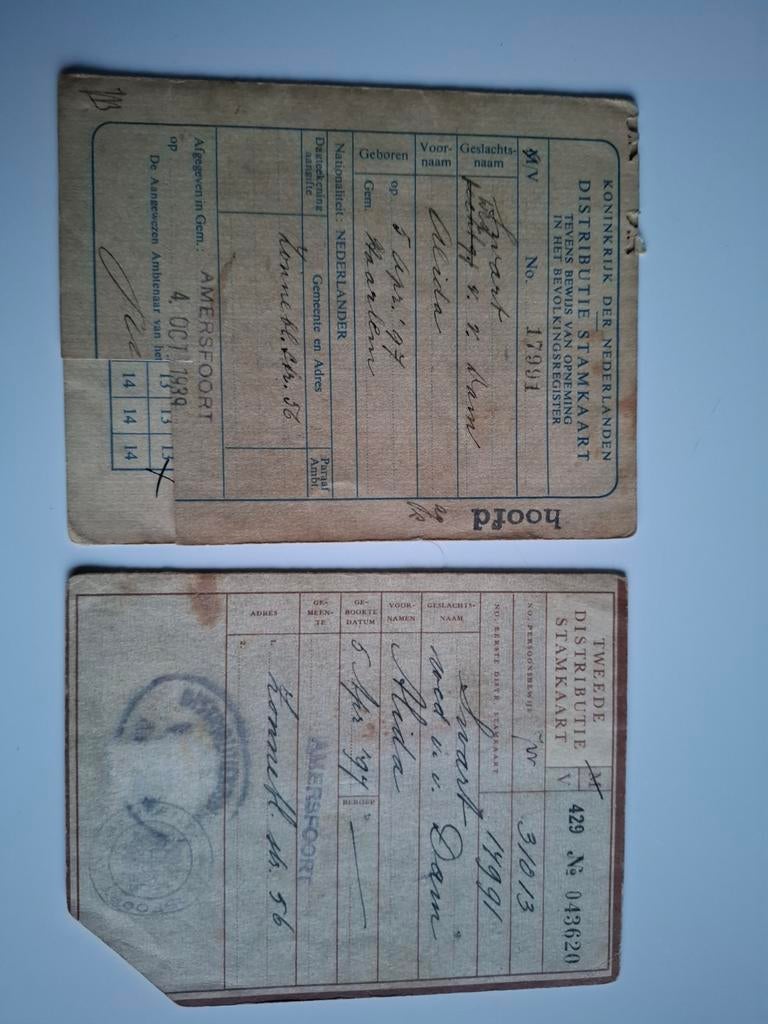 2 distributie stamkaarten Amersfoort bonkaarten wo2, Ophalen of Verzenden, Nederland, Embleem of Badge