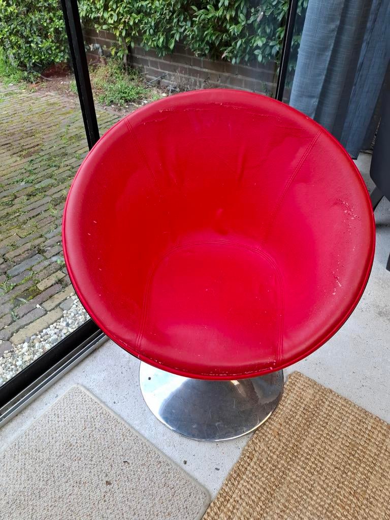 Retro rood zwarte draai kuipstoel, Ophalen, Gebruikt, 50 tot 75 cm