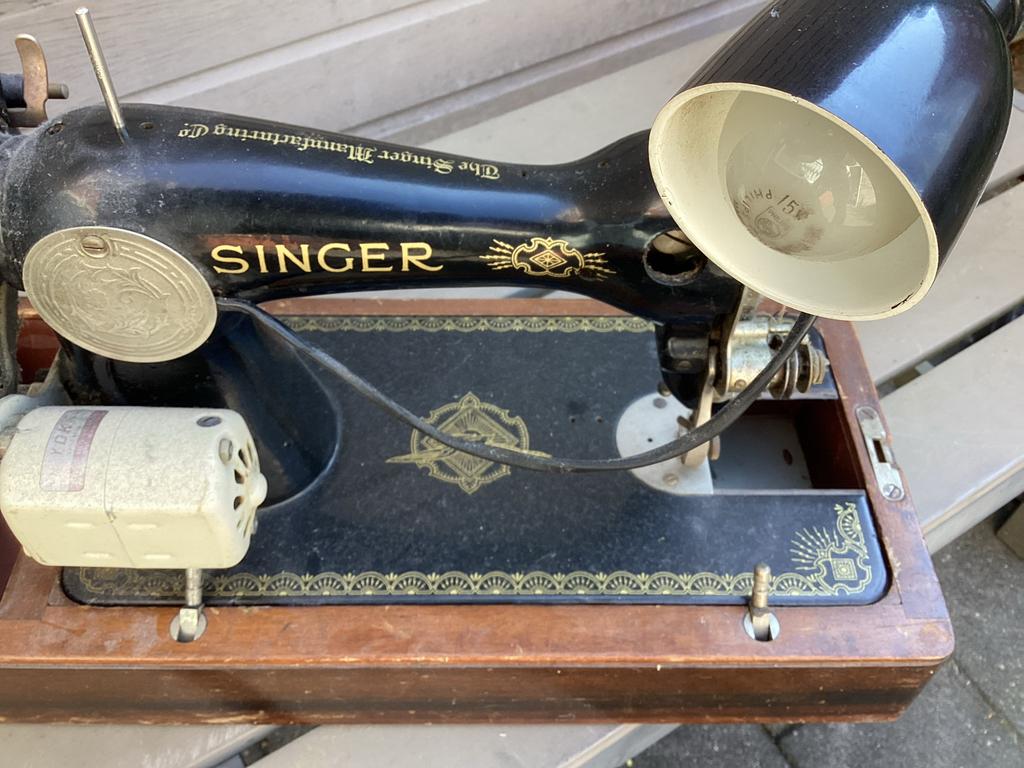 Vintage Singer Naaimachine met Lamp - Decoratief, Hobby en Vrije tijd, Naaimachines en Toebehoren, Ophalen of Verzenden, Gebruikt