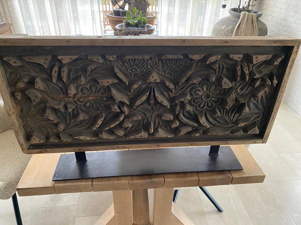 Houtsnijwerk Paneel op Ijzeren Standaard, Huis en Inrichting, Woonaccessoires | Kunstplanten en Kunstbloemen, Zo goed als nieuw