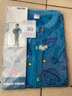 Nieuwe Onesie ' planeten ' Maat 104 / 110, Kinderen en Baby's, Kinderkleding | Maat 104, Ophalen of Verzenden, Nieuw, Jongen of Meisje