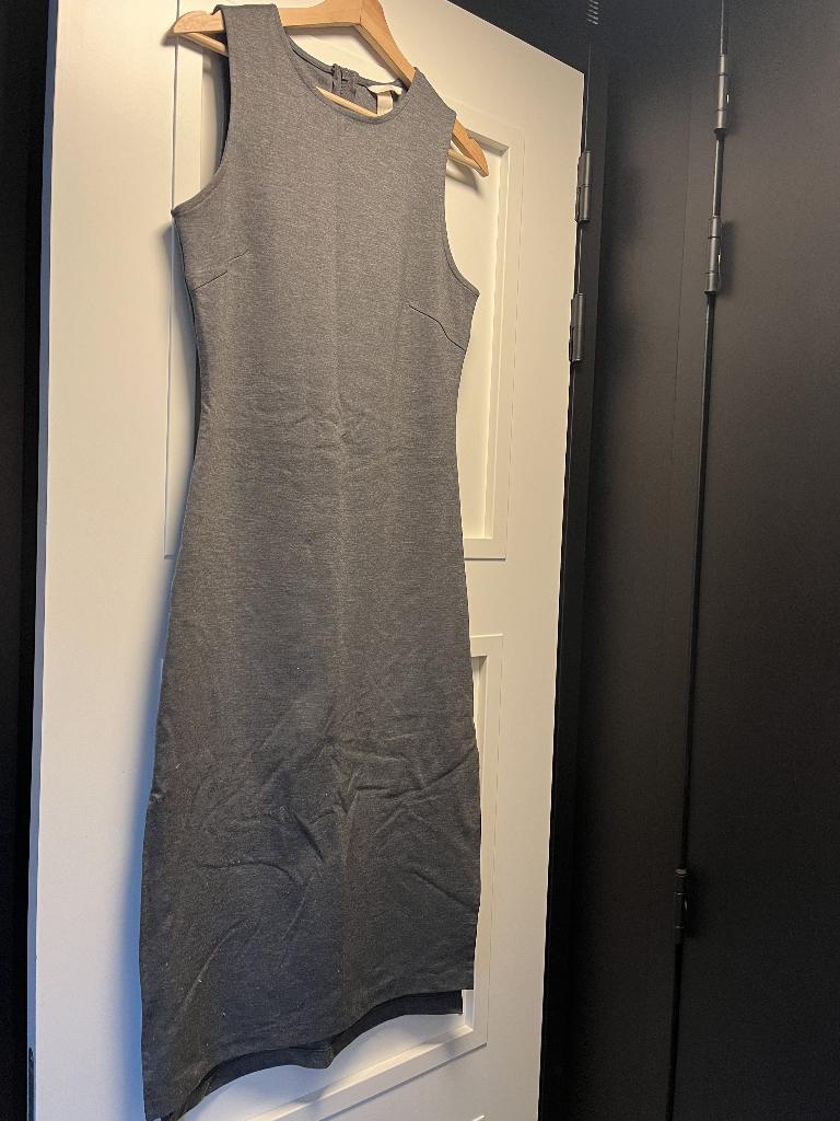 Grijze jurk van H&M met split, maat M, Kleding | Dames, Jurken, Maat 38/40 (M), H&M, Ophalen of Verzenden, Grijs