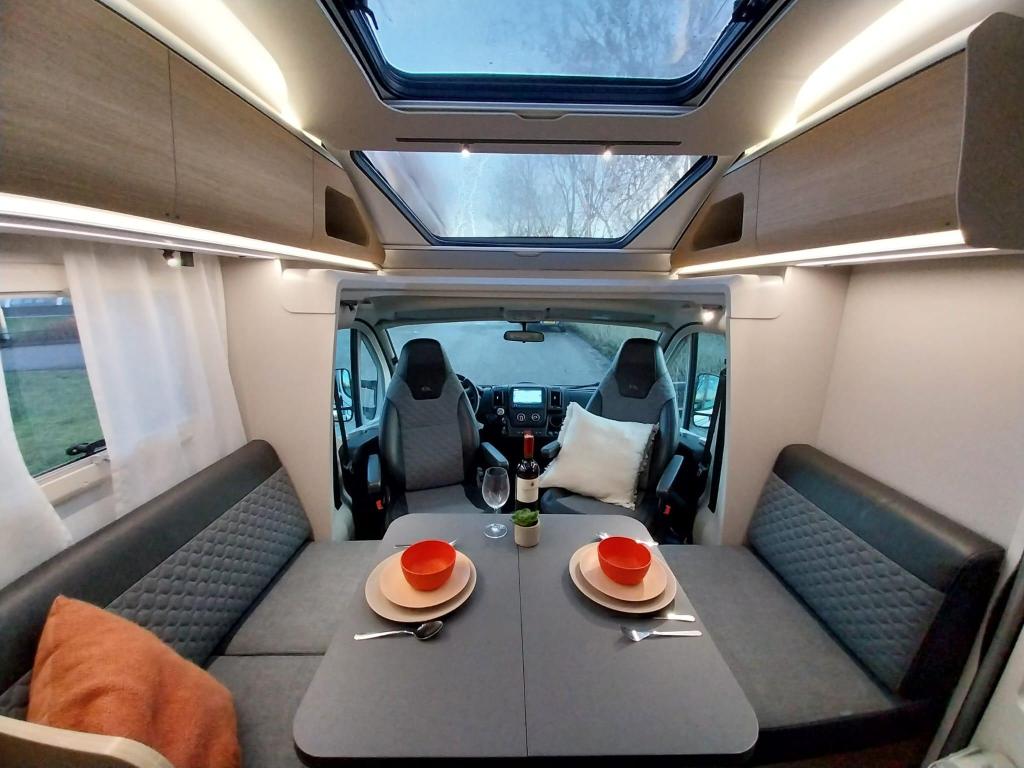 Luxe Adria Coral 650 DL met dubbele airco en tv !!!, Caravans en Kamperen, Niet ingevuld, Ringverwarming, Treinzit, Bedrijf