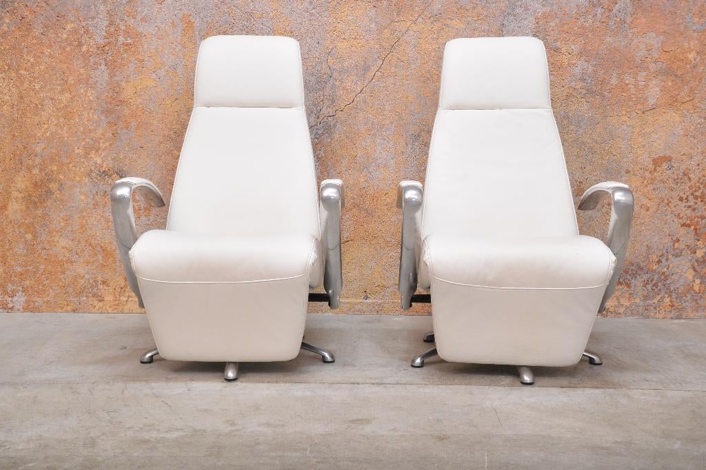 ZGANieuw witte leren design relaxfauteuil van Novastyl!, Huis en Inrichting, Fauteuils, Zo goed als nieuw, Leer, Metaal, 50 tot 75 cm