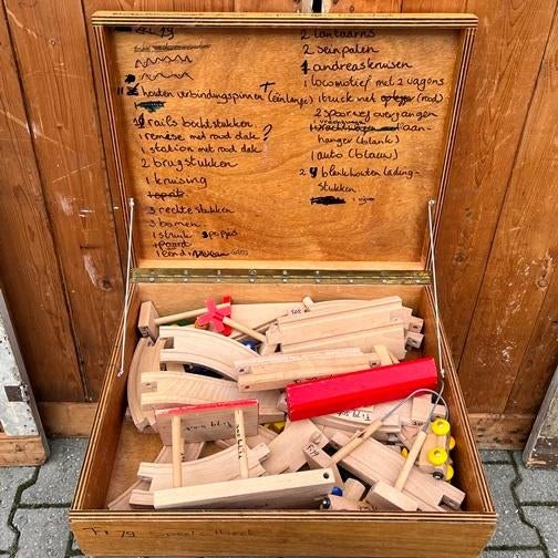 Kist met auto hout baanstukken brug 55 x 45 x 15 cm, Ophalen of Verzenden, Gebruikt, Rij- of Hobbelspeelgoed