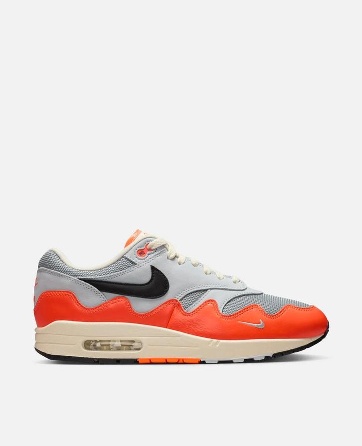 Patta x Nike Air Max 1 Hyper Crimson 44,5 retail, Kleding | Heren, Schoenen, Nieuw, Sneakers of Gympen, Overige kleuren, Ophalen of Verzenden