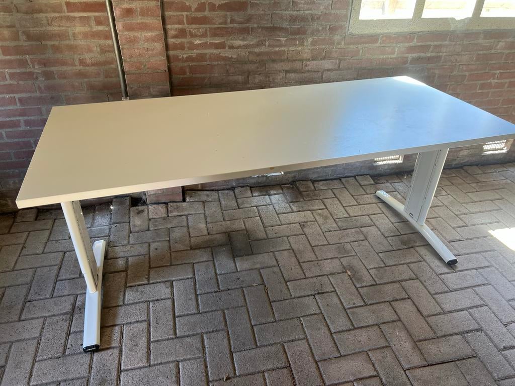 Ruim wit bureau met metalen onderstel, Gebruikt, Metaal, Ophalen of Verzenden, Overige merken