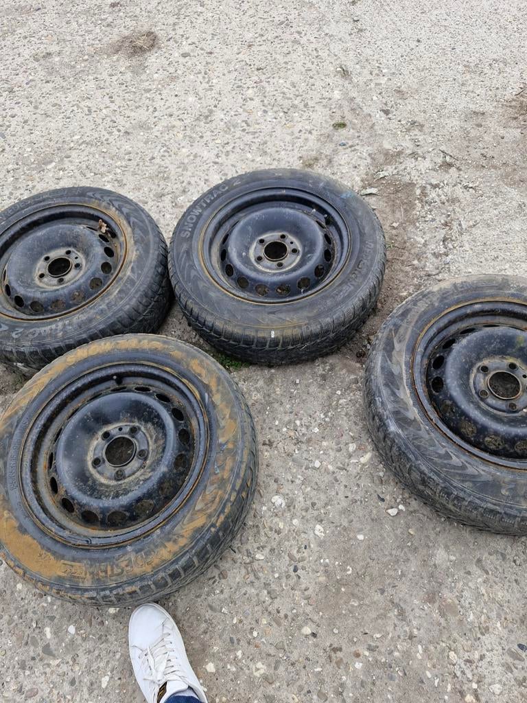 4 stalen velgen 15 inch met Vredestein banden, 1 band is lek, Auto-onderdelen, Banden en Velgen, 15 inch, Banden en Velgen, Winterbanden