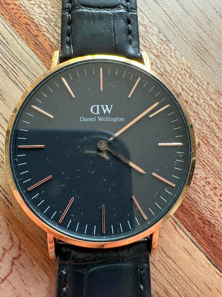 Daniel Wellington dameshorloge zwart met goudkleurige kast, Ophalen of Verzenden, Gebruikt
