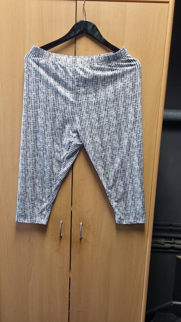 Leuke zwart-witte capri legging, maat 44, Kleding | Dames, Legging, Zwart, Ophalen of Verzenden, Maat 44/46 (L)