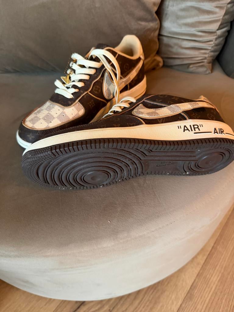 Louis Vuitton x Nike Air Force 1 Low Custom Sneakers, Ophalen of Verzenden, Zo goed als nieuw, Bruin, Sneakers of Gympen
