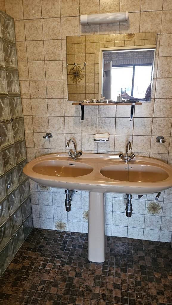 Dubbele wastafel met kranen., Ophalen, Gebruikt, Steen, Wastafel