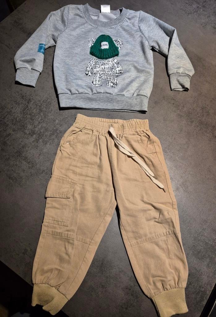 Cargo broek luchtig beige met sweater grijs beer 104, Ophalen of Verzenden, Zo goed als nieuw, Jongen