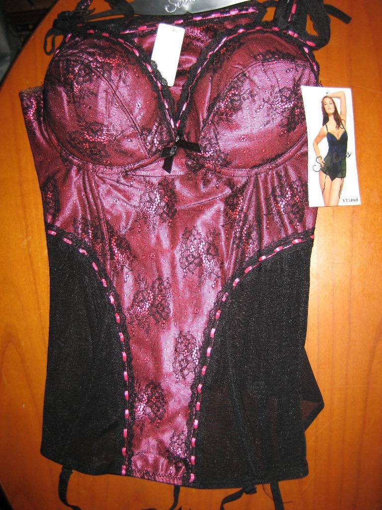 Zwart/rood BH-setje met jarretels + string, 34B/s, nieuw, Ophalen of Verzenden, Overige kleuren, Setje