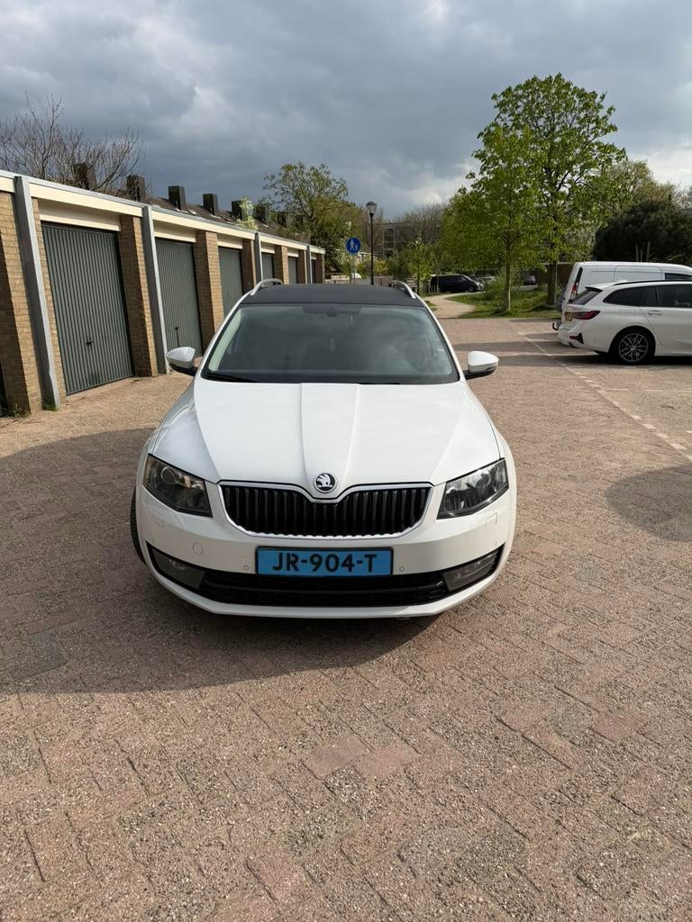 Skoda Octavia 1.6 TDI 81KW Comdi DSG 2016 Wit TAXI, Auto's, Stof, Zwart, 4 cilinders, Wit