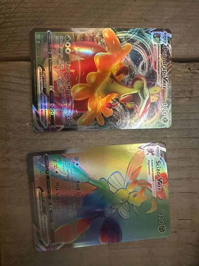 2 Pokémon VMAX kaarten: Pomdrapi VMAX & Scizor VMAX, Ophalen of Verzenden, Zo goed als nieuw, Meerdere kaarten, Foil