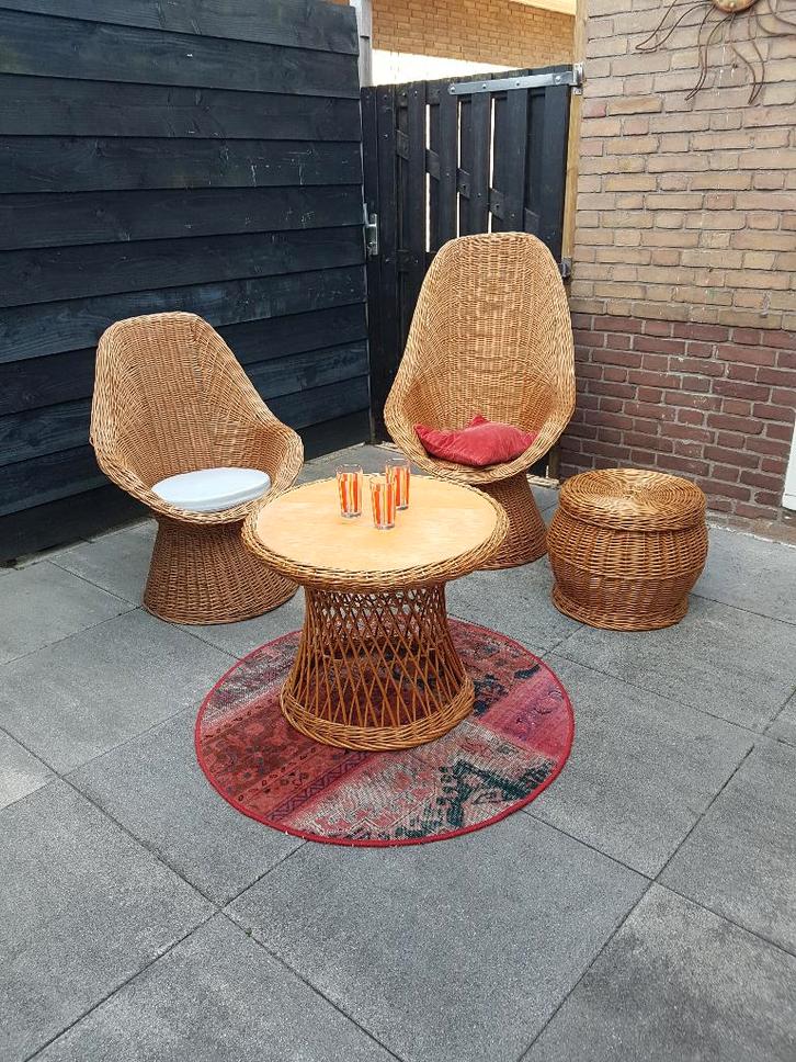 Rieten set: 2x Fauteuil + Tafel + Hocker Vintage jaren 60-70, Huis en Inrichting, Stoelen, Gebruikt, Twee, Hout, Riet of Rotan