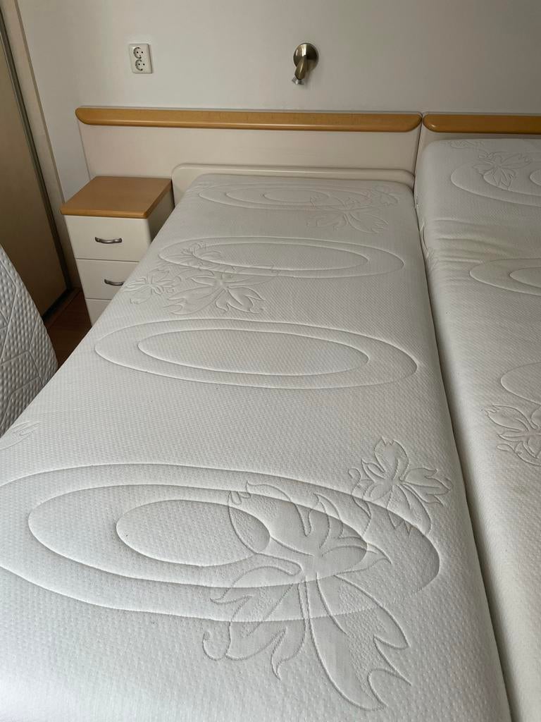 Elektrisch verstelbaar bed met 2 matrassen en nachtkastjes, Ophalen, Wit, Tweepersoons, 180 cm