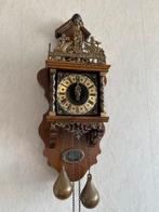 Wandklok met messing ornamenten, Antiek en Kunst, Antiek | Klokken, Ophalen