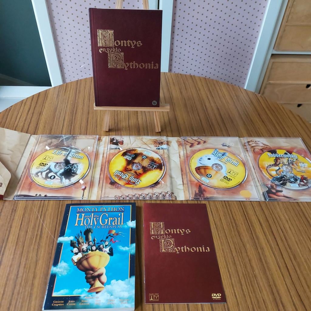 Monty Python dvd box / Montys Enzyklo Pythonia, Alle leeftijden, Ophalen of Verzenden, Zo goed als nieuw, Boxset