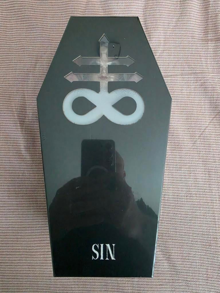 Living Dead Dolls Sin in doodskist verpakking, Ophalen of Verzenden, Nieuw, Pop