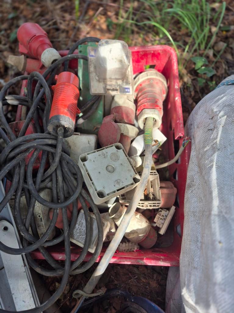 Bak met divers elektra stekkers, Ophalen, Stekker