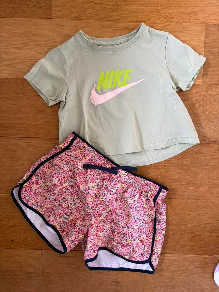 Nike shirt en decathlon broekje maat 128/134, Kinderen en Baby's, Kinderkleding | Maat 128, Ophalen of Verzenden, Zo goed als nieuw